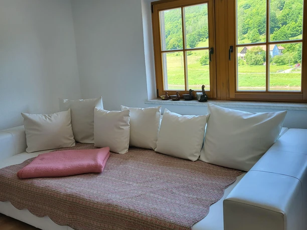 große Couch im Wohnzimmer