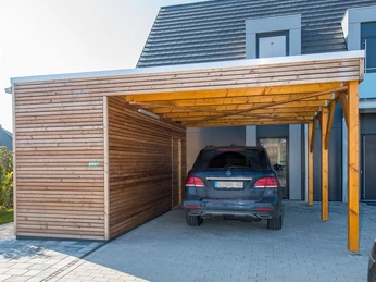 Überdachter, rollstuhlgerechter PKW-Stellplatz