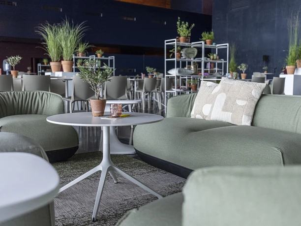 Gemütliche Lounges auf der Terrasse des KKLs