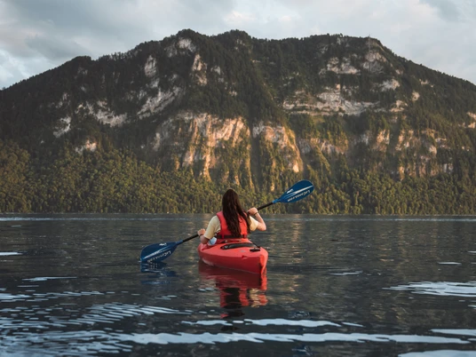 Bootsvermietung Kajak Kajak fahren auf dem Vierwaldstättersee vor WeggisKayaking on Lake Lucerne off WeggisFaire du kayak sur le lac des Quatre-Cantons devant Weggis