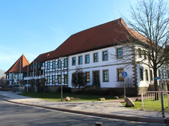 Rathaus-Rehburg-Loccum.jpg Historisches Fachwerk-Rathaus in Rehburg-Loccum mit rotem Dach und gepflegten Außenanlagen.