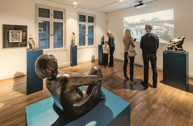 DSCF1193 Barlach bearbeitet.jpg Menschen betrachten Kunstwerke in der Ausstellung des Ernst Barlach Museums