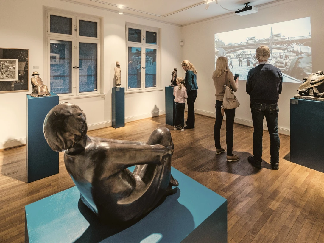 DSCF1193 Barlach bearbeitet.jpg Menschen betrachten Kunstwerke in der Ausstellung des Ernst Barlach Museums