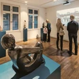 DSCF1193 Barlach bearbeitet.jpg Menschen betrachten Kunstwerke in der Ausstellung des Ernst Barlach Museums