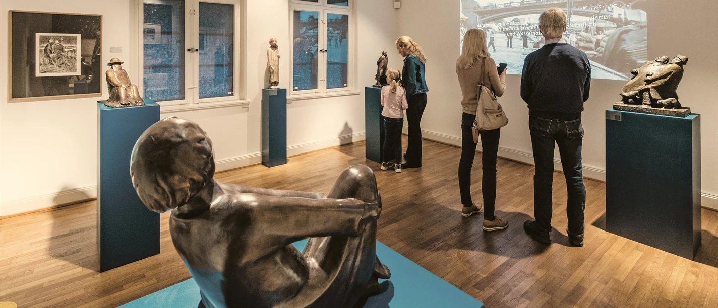 DSCF1193 Barlach bearbeitet.jpg Menschen betrachten Kunstwerke in der Ausstellung des Ernst Barlach Museums