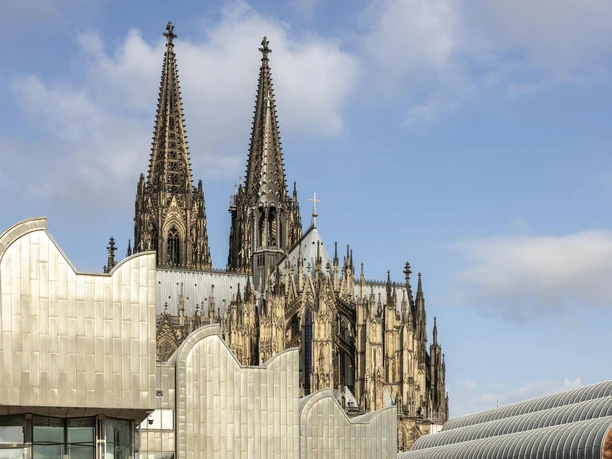 Kölner Dom Der Kölner Dom ragt majestätisch über das Museum Ludwig vor klarem Himmel auf.