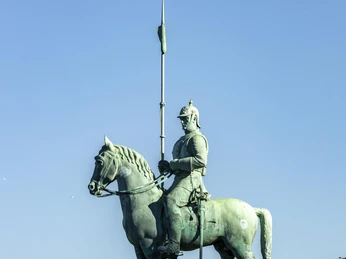 Kuerassierdenkmal Das Bild zeigt das monumentale Kürassierdenkmal in Köln-Deutz. Eine Reiterstatue, die in voller Rüstung majestätisch auf einem Sockel steht und den Himmel mit einer Lanze durchsticht.The picture shows the monumental cuirassier memorial in Cologne-Deutz. An equestrian statue, standing majestically on a pedestal in full armor and piercing the sky with a lance.