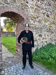 Bernd Brönner für Einheimische und Gäste als Feuerwehrmann durch Lohrs Altstadt