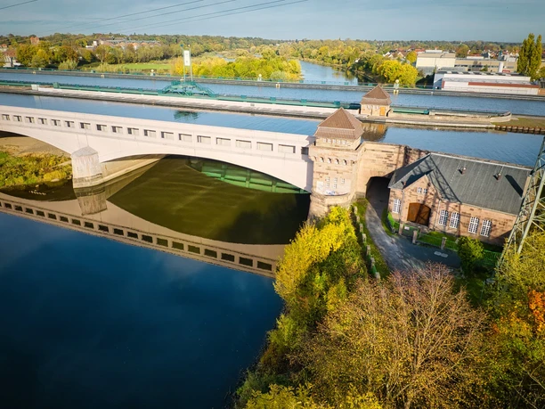 Das Bild zeigt das Wasserstraßenkreuz mit Mittellandkanal und Weser.