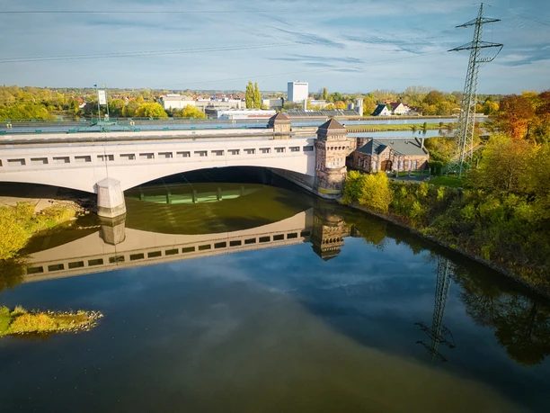 Minden-Wasserstraßenkreuz-Teutoburger-Wald-Tourismus-J-Motzny-048.jpg Das Bild zeigt das Wasserstraßenkreuz mit Mittellandkanal und Weser.