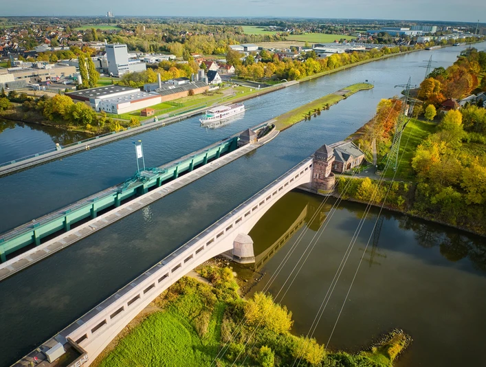 Minden-Wasserstraßenkreuz-Teutoburger-Wald-Tourismus-J-Motzny-059-CC-BY-SA.jpg Das Bild zeigt das Wasserstraßenkreuz von oben. Auf dem Mittellandkanal fährt ein Schiff der Mindener Fahrgastschiffahrt.