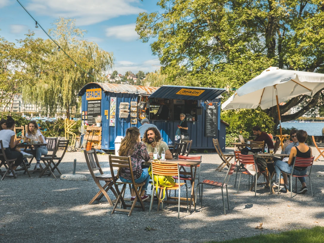 Sommer in der Volière Luzern Sommer in der Volière LuzernSummer at the Volière LucerneL'été à la Volière Lucerne