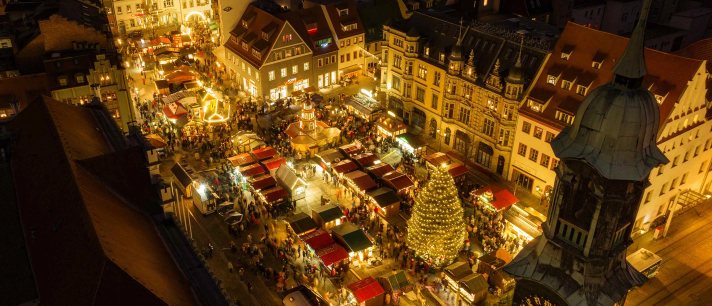 Zwickauer Weihnachtsmarkt(c)Marko Unger.jpg Luftaufnahme des abendlichen Weihnachtsmarktes in Zwickau mit festlich beleuchteten Buden.