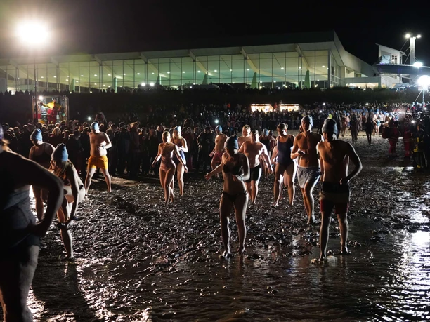 anbaden-2024--neujahr-galerie-event-veranstaltung-nordseeheilbad-cuxhaven-2.jpg
