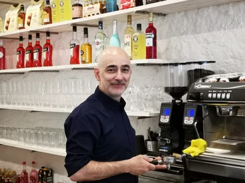 Das Bild zeigt den Inhaber des Café M, Pasquale Manes