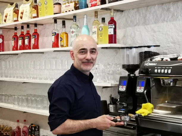 Das Bild zeigt den Inhaber des Café M, Pasquale Manes