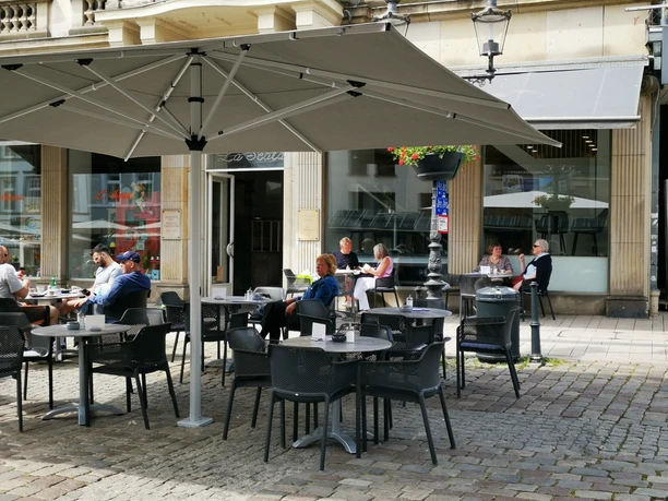 Café M Pasquale1.jpg Das Bild zeigt ebenfalls die Außenansicht des Café M.
