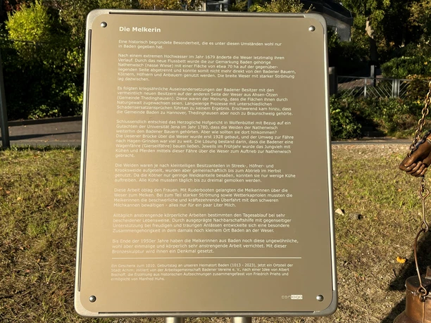 Info-Tafel erläutert die Geschichte von Diepholzer Moorsiedlung mit Fokus auf Rolle der Melkerin.