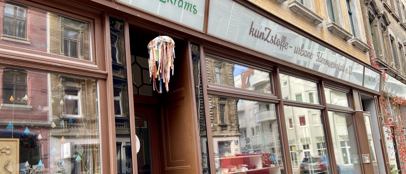 Materialsammlung und Werkstatt krimZkrams - Familienurlaub in Leipzig Die offene Werkstatt und Materialsammlung lädt alle zum Kreativsein ein.