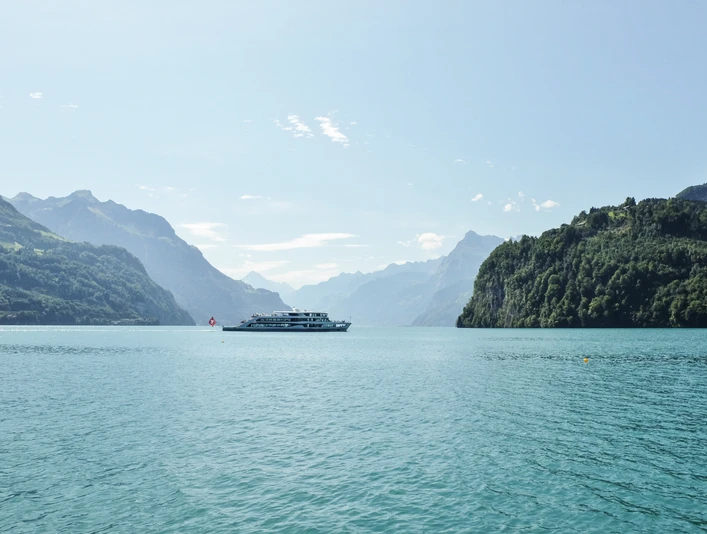 Lac des Quatre-Cantons Schiff auf dem VierwaldstätterseeShip on Lake LucerneBateau sur le lac des Quatre-Cantons