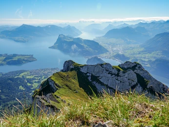 Lake Lucerne Blick vom Pilatus auf den VierwaldstätterseeView of Lake Lucerne from Mount PilatusVue du Pilate sur le lac des Quatre-Cantons
