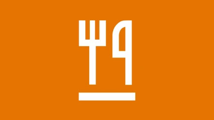 Gastronomie im Kulturland Teufelsmoor Weißes Symbol mit Gabel und Messer auf orangefarbenem Hintergrund, Zeichen für Gastronomie.