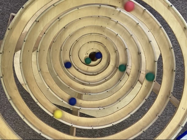 Kugelbahn im Kugelino - Der Kugelbahnspielplatz - Familienurlaub in Leipzig Spiralförmige Kugelbahn mit bunten Holzkugeln im Indoor Spielplatz Kugelino in Leipzig Lindenau.