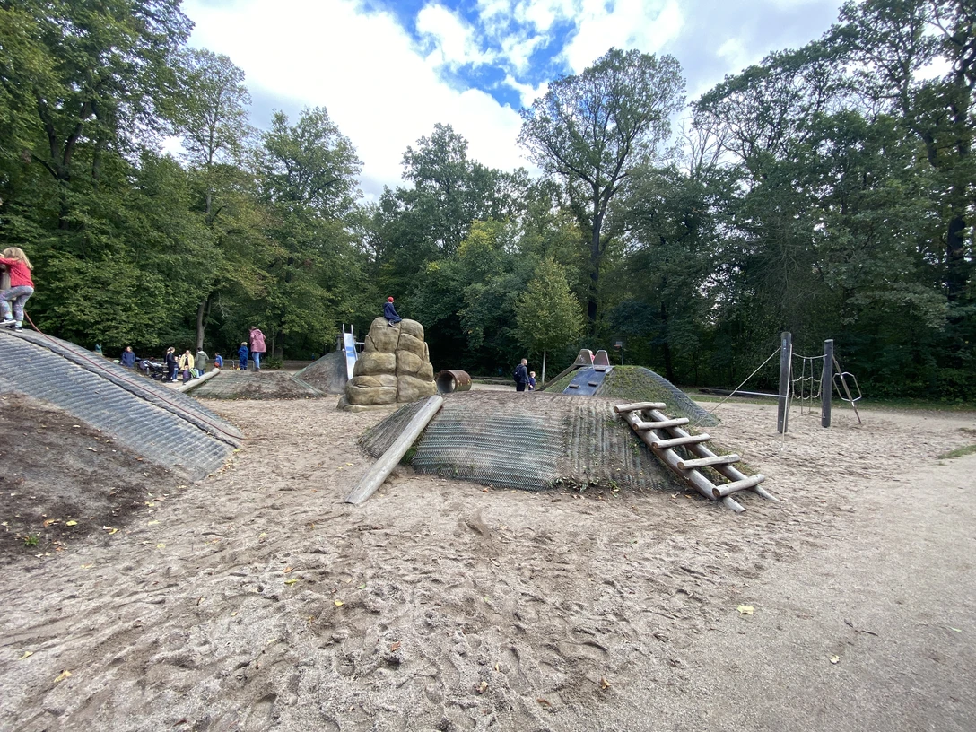 Waldspieplatz Wildpark - Familienurlaub in Leipzig Die sieben Hügel und das vielseitige Spielangebot begeistern Kinder und Eltern, die den Wildpark besuchen.The seven hills and the wide range of games on offer delight children and parents who visit the wildlife park.Sedm kopců a široká nabídka her potěší děti i rodiče, kteří park divoké přírody navštíví.Siedem wzgórz i szeroka gama oferowanych gier zachwycają dzieci i rodziców odwiedzających park dzikich zwierząt.De zeven heuvels en het uitgebreide spelaanbod zijn een genot voor kinderen en ouders die het wildpark bezoeken.Le sette colline e l'ampia offerta di giochi fanno la gioia dei bambini e dei genitori che visitano il parco faunistico.