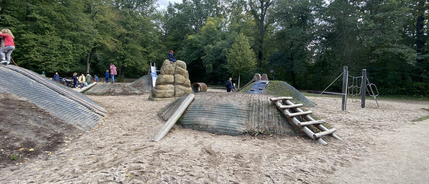 The seven hills and the wide range of games on offer delight children and parents who visit the wildlife park.