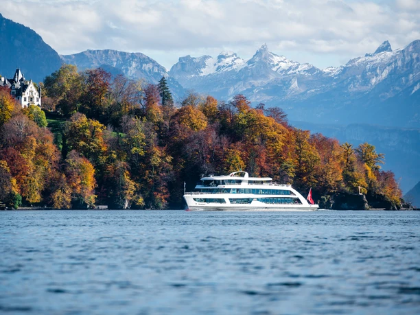 Automne Bateau à moteur