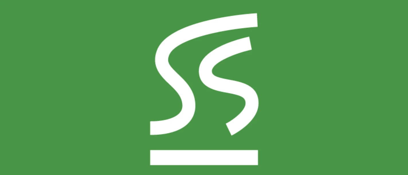 Wandern im Kulturland Teufelsmoor Ein stilisiertes weißes Wegsymbol auf grünem Hintergrund, Zeichen für Wandern.