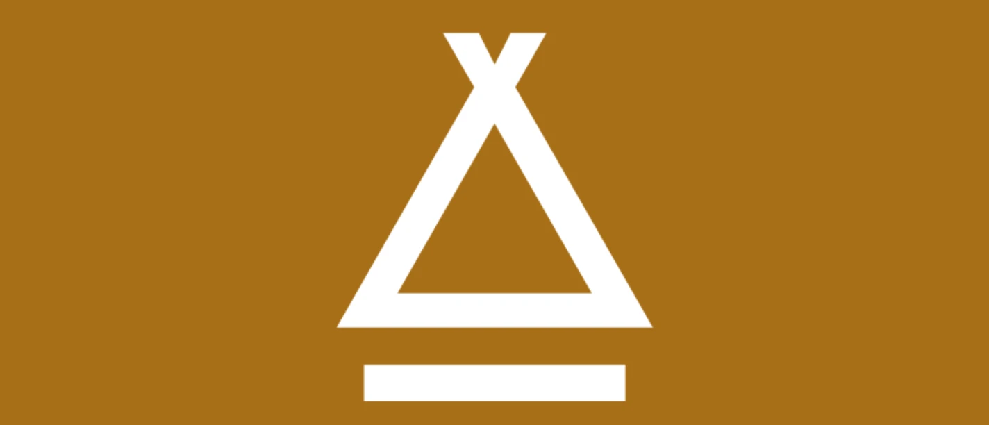 Camping im Kulturland Teufelsmoor Weißes Zeltsymbol auf braunem Hintergrund, Hinweiszeichen für einen Campingplatz im Teufelsmoor.