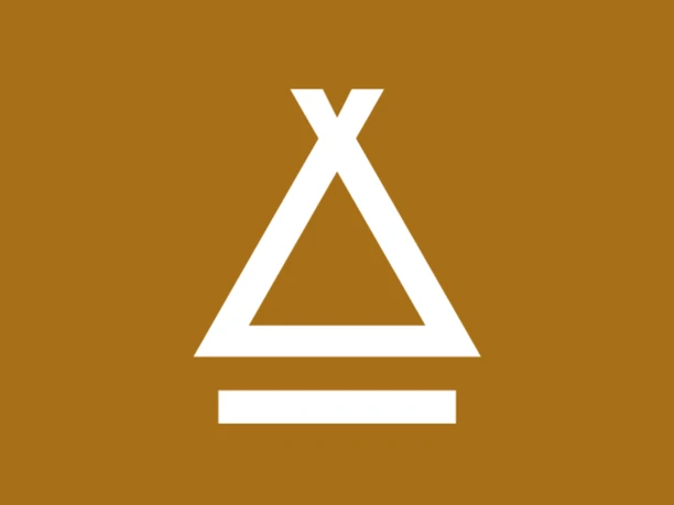 Camping im Kulturland Teufelsmoor Weißes Zeltsymbol auf braunem Hintergrund, Hinweiszeichen für einen Campingplatz im Teufelsmoor.