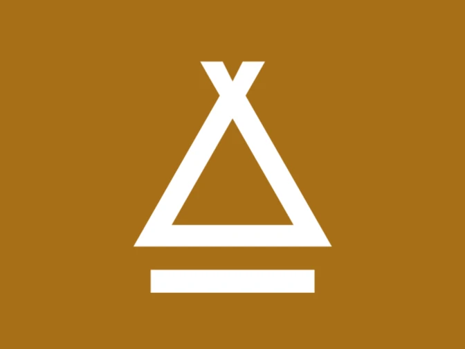 Camping im Kulturland Teufelsmoor Weißes Zeltsymbol auf braunem Hintergrund, Hinweiszeichen für einen Campingplatz im Teufelsmoor.