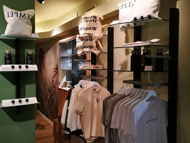 Das Bild zeigt den Verkaufsbereich für Merchandise-Artikel.