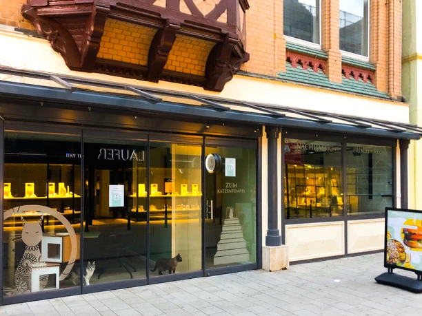 Das Bild zeigt den Eingangsbereich des Restaurants "Katzentempel".