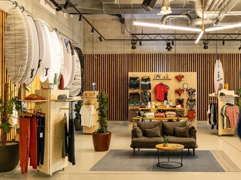 Shop Oana Surf Blick in den Surf ShopView into the Surf ShopVue sur le Surf Shop