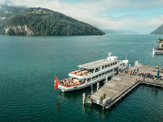 Schiffstation am Vierwaldstättersee Blick auf Schiffstation View of ship stationVue sur la station de bateau