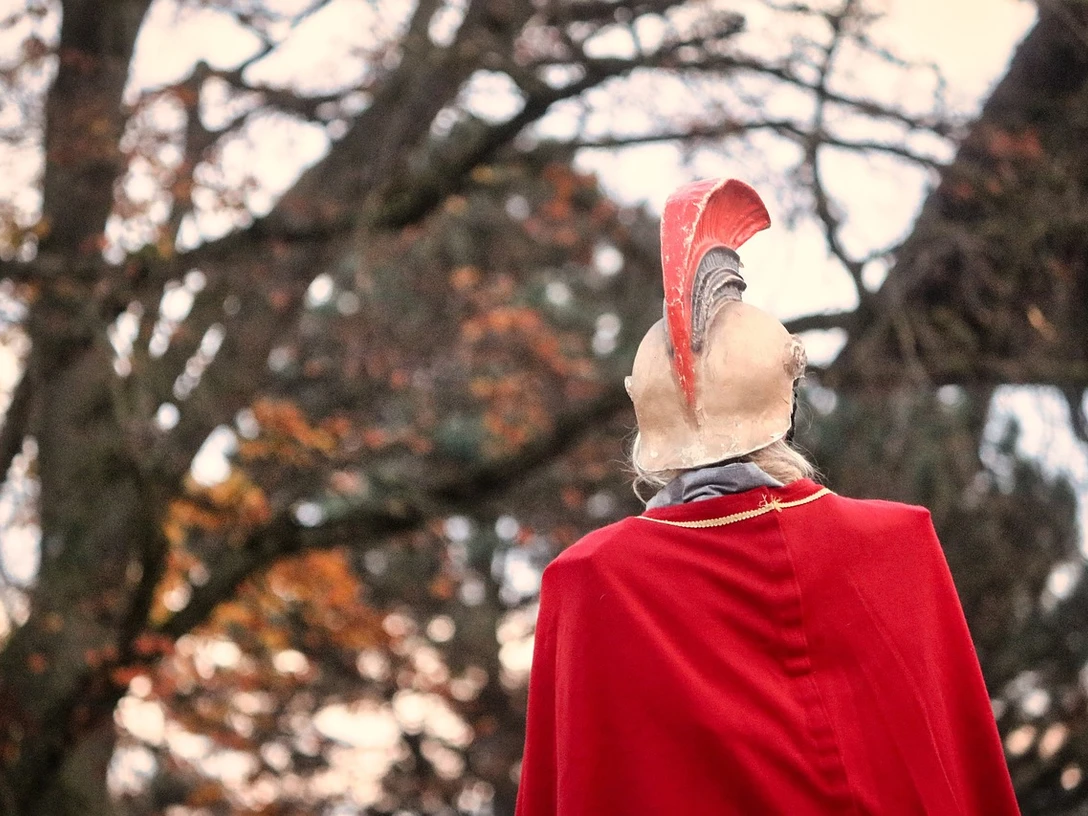St. Martin_Martinsmarkt_pixabay.jpg Ein römischer Soldat mit rotem Umhang und Helm, von hinten, blickt in einen herbstlichen Wald.