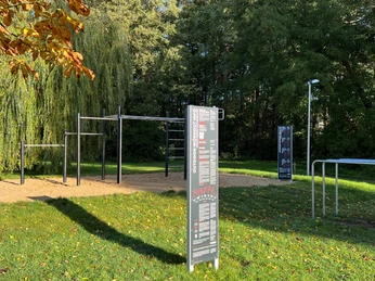 Die Calisthenics Anlage mit Beschilderung Die Calisthenics Anlage mit Beschilderung