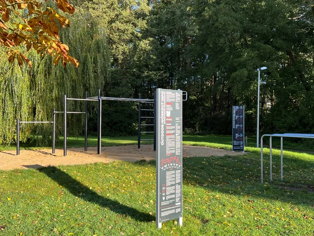 Die Calisthenics Anlage mit Beschilderung Die Calisthenics Anlage mit Beschilderung