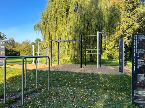 Trainieren an der Calisthenics Anlage im Schatten Trainieren an der Calisthenics Anlage im Schatten