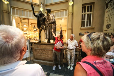 Supporting programme Guided walking tour through Leipzig city centre | Leipzig Convention Bureau Supporting programme Guided walking tour with a group stop at the statue group at Auerbachs Keller – presented by Leipzig Convention Bureau