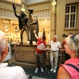 Supporting programme Guided walking tour through Leipzig city centre | Leipzig Convention Bureau Rahmenprogramm Stadtrundgang mit Stopp einer Gruppe an der Figurengruppe am Auerbachs Keller – präsentiert vom Leipzig Convention BureauSupporting programme Guided walking tour with a group stop at the statue group at Auerbach's Cellar – presented by the Leipzig Convention Bureau