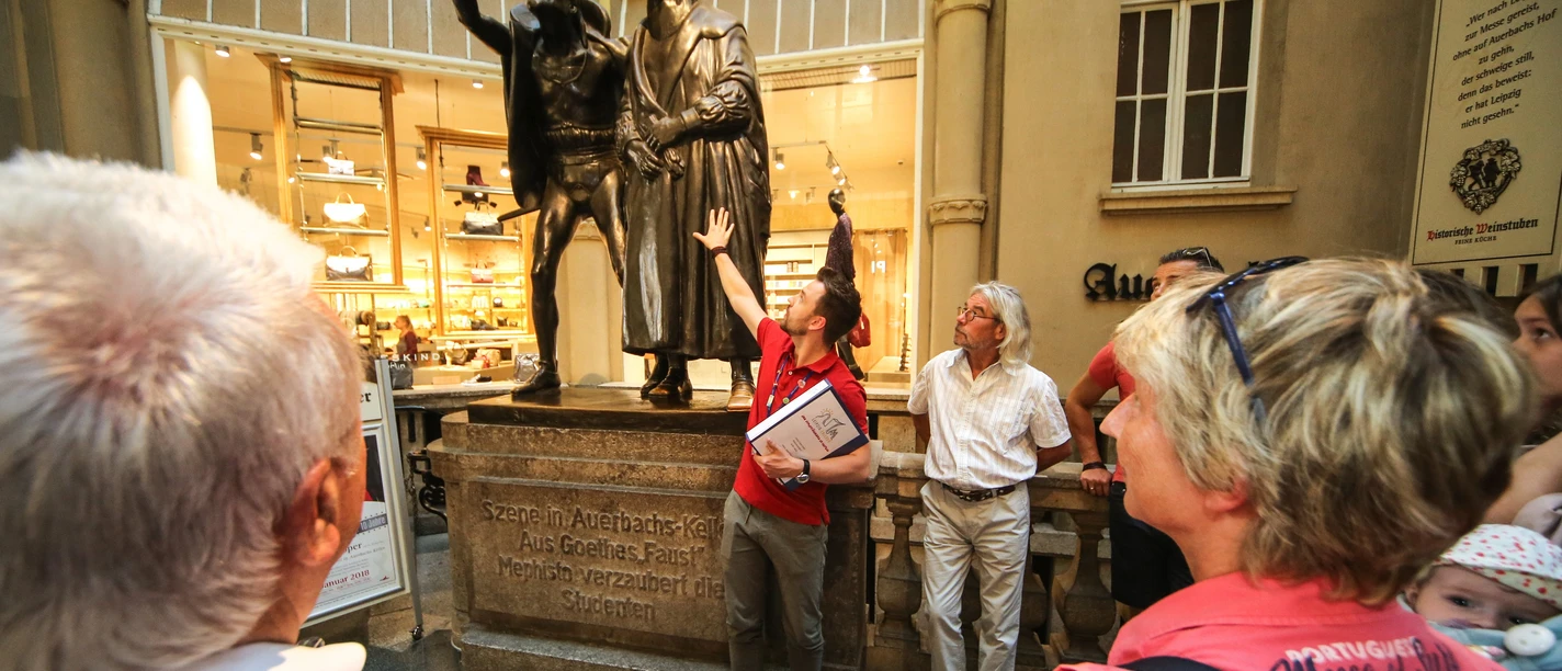 Supporting programme Guided walking tour through Leipzig city centre | Leipzig Convention Bureau Supporting programme Guided walking tour with a group stop at the statue group at Auerbach's Cellar – presented by the Leipzig Convention Bureau