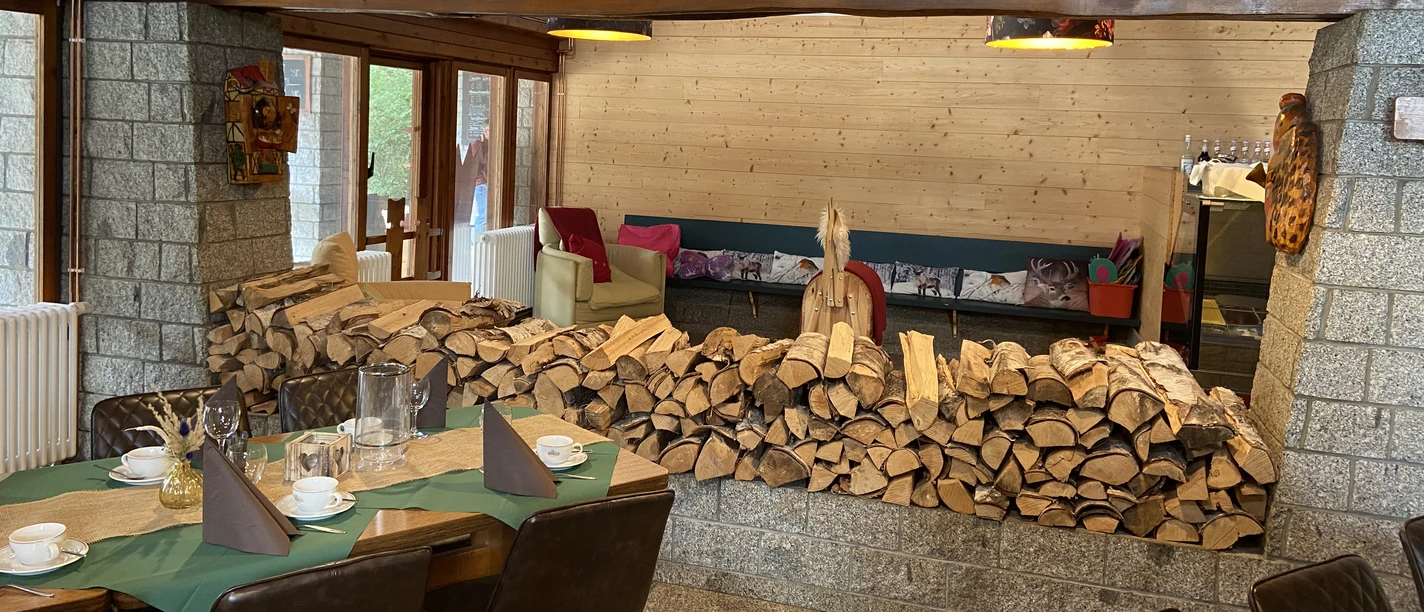 Útulný dětský koutek v rustikální restauraci Wildpark potěší hosty všech věkových kategorií.