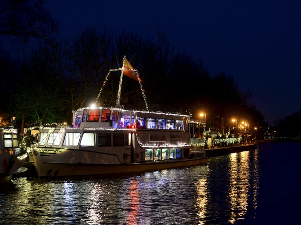 Schiffsweihnacht, Mülheim an der Ruhr Weihnachtlich beleuchtetes Schiff der Weißen Flotte an der Schleuseninsel zur Mülheimer Schiffsweihnacht
