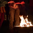 Broicher Schlossweihnacht, Mülheim an der Ruhr Besucher am Lagerfeuer bei der Broicher Schlossweihnacht in Mülheim