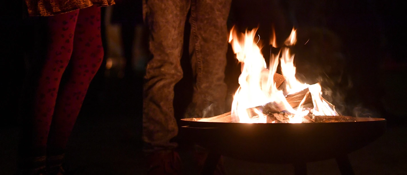 Broicher Schlossweihnacht, Mülheim an der Ruhr Besucher am Lagerfeuer bei der Broicher Schlossweihnacht in Mülheim