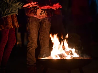 Broicher Schlossweihnacht, Mülheim an der Ruhr Besucher am Lagerfeuer bei der Broicher Schlossweihnacht in Mülheim